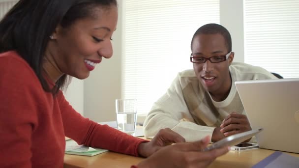 Colegas Afro Americanos Usando Tablet — Vídeo de Stock