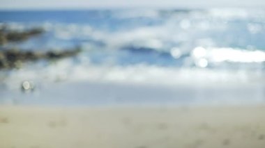 Yeşil ekran ya da kroma anahtarı için kayalık bir iskelenin yanında parlayan okyanus suyu. Birleşiklik ya da anahtarlama için odak dışı ya da odaksız.