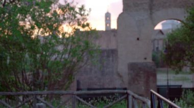 Roma İtalya 'da günbatımında antik harabelerin manzarası. Eski Avrupa şehrindeki Roma Forumunda öğleden sonra