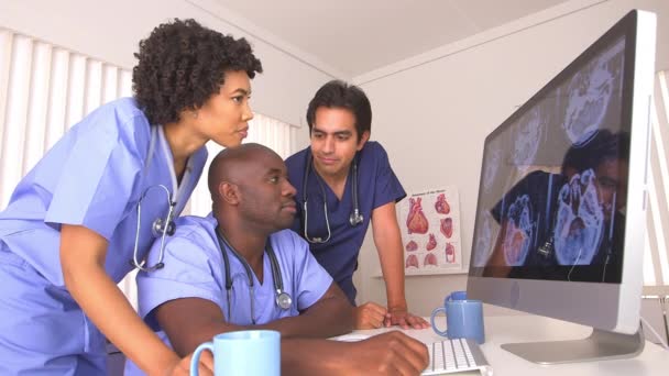 Afrikanska Amerikanska Och Latinamerikanska Läkare Med Hjälp Dator — Stockvideo