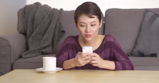 Chinês Mulher Mensagens Texto Telefone Por Mesa Café — Vídeo de Stock