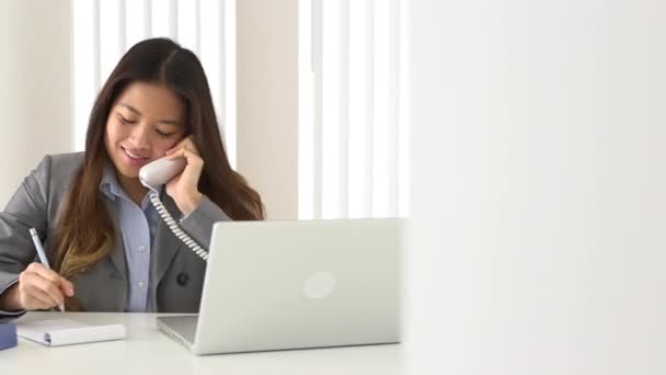 Asiatico Businesswoman Parlando Telefono Mentre Lavoro Scrivania — Video Stock