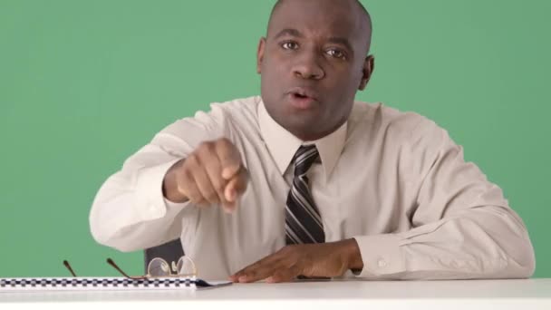 Naštvaný Africký Obchodní Manažer Křičí Někoho Mimo Obrazovku — Stock video
