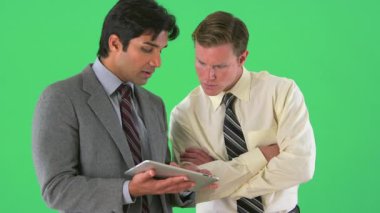 İş adamı elinde tabletle iş arkadaşıyla yeşil ekranda konuşuyor.