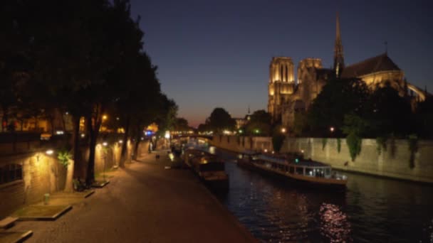 巴黎塞纳河对岸圣母院的美景 随着游览船驶过的法国历史地标的夜景 — 图库视频影像