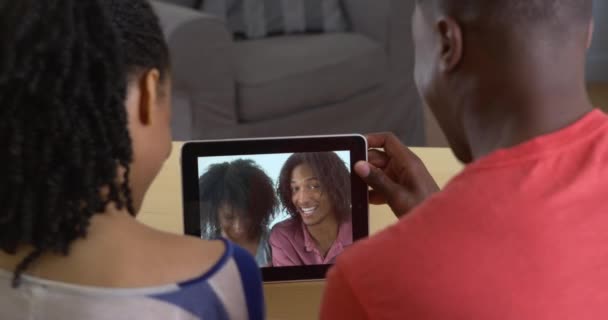 Αφρικανική Αμερικανική Ζευγάρι Μιλώντας Φίλους Μέσω Βίντεο Chat Υπολογιστή Tablet — Αρχείο Βίντεο