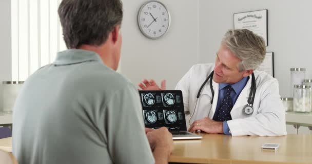 Överläkare Granska Röntgenbilder Med Patient — Stockvideo