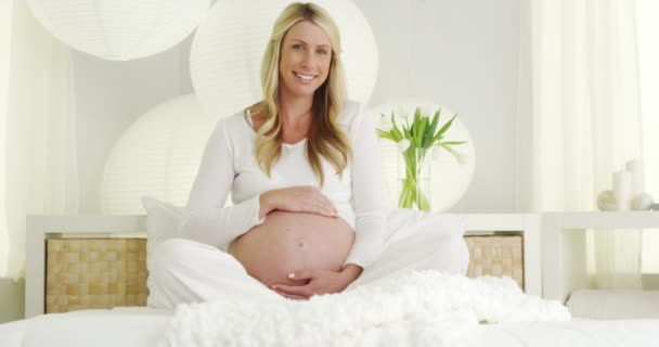 Smilende Gravid Kvinde Holder Maven – Stock-video