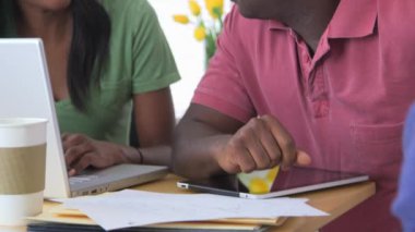 Afrikalı iş ortakları şirket sorunlarına çözüm tartışıyor