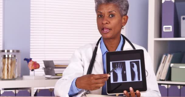 Médico Sénior Africano Hablando Con Cámara Con Tableta Rayos — Vídeo de stock