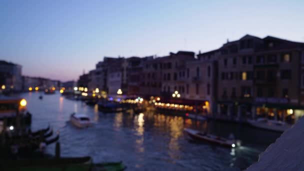 파노라마는 저녁에 대운하 리알토 다리에서 바라본다 해협을 아름다운 베네치아 건물들이 — 비디오