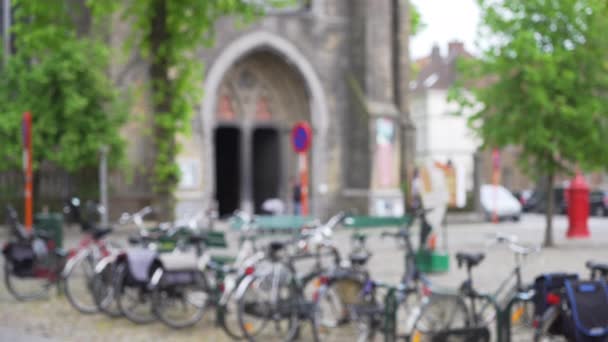 Fora Foco Placa Fundo Rua Frente Igreja Bruges Com Bicicletas — Vídeo de Stock