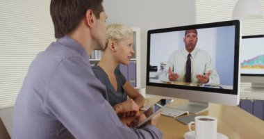 İşletme müdürü sıkı çalışmaları için ekibe teşekkür ediyor.