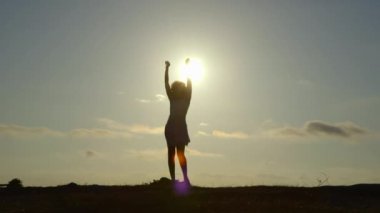 Kadının silueti gökyüzüne karşı