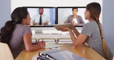 Çeşitli iş arkadaşları bir video konferans toplantısı düzenleme