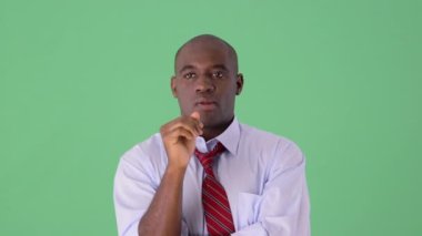 Afrikalı Amerikalı İşadamı fütürist dokunmatik ekran görüntüsü kullanıyor