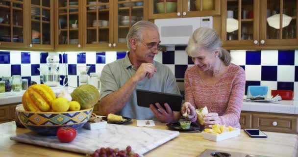 Pareja Mayor Usando Tableta Cocina Durante Almuerzo — Vídeos de Stock