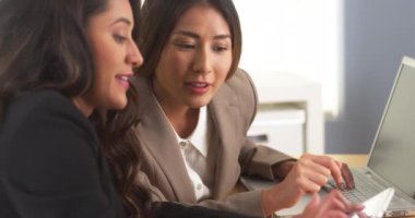 Tablet üzerinde çalışan çok ırklı iş kadınları