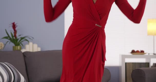 Mujer Negra Bailando Vestido Rojo — Vídeo de stock