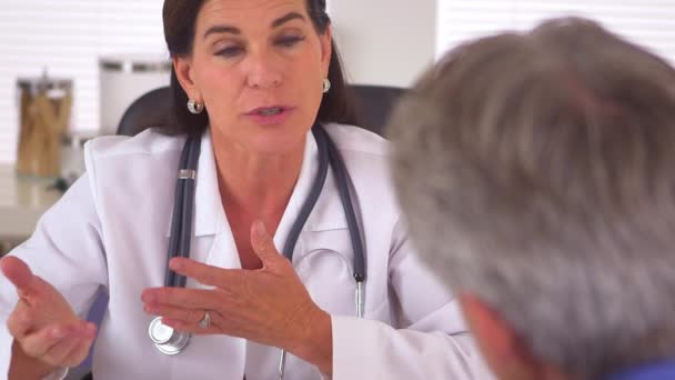 将来の回復へのステップに高齢者の患者を助言する誠実な女性医師 — ストック動画