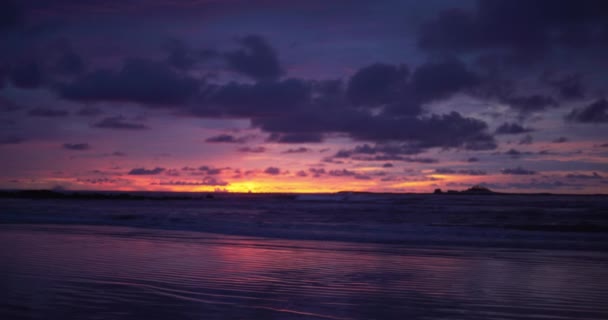 哥斯达黎加海滩上的暗紫色和橙色夕阳西下的焦距背景板 用于合成或键入 为绿色荧幕复合材料拍摄的海洋日落的模糊或分散的镜头 — 图库视频影像