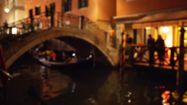 Gondolier Wiosła Łódź Pod Krótkim Mostem Wenecji Włochy Nocy Gondoli — Wideo stockowe