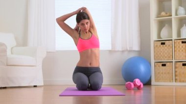 Sağlıklı kadın antrenmandan önce geriniyor.