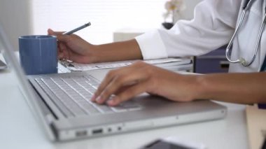 masada dizüstü bilgisayar üzerinde çalışan doktor