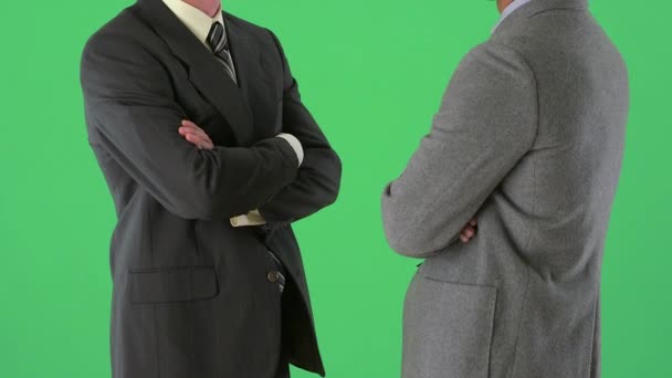 两个商人站在绿屏上聊天的中间镜头 — 图库视频影像