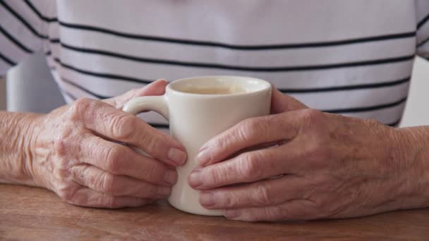 Close Van Senior Blanke Vrouwen Handen Koffiebeker Aan Houten Tafel — Stockvideo