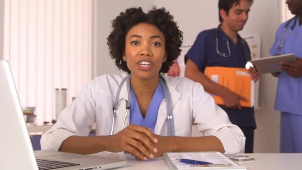 Afroamerikansk Läkare Talar Med Kollegor Bakgrunden — Stockvideo