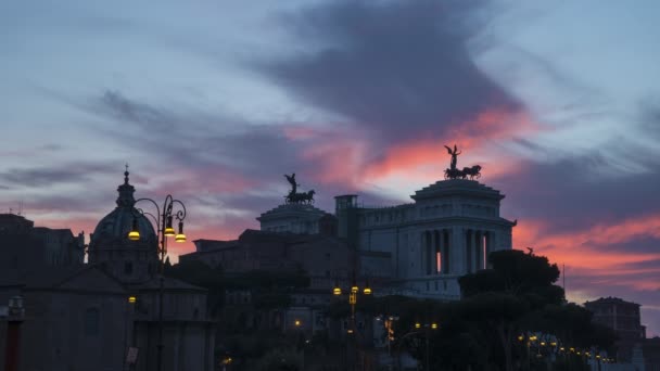 位于意大利罗马的维克多 伊曼纽尔二世国家纪念碑的日落景观 意大利的一个地标 祖国祭坛的夜景 — 图库视频影像