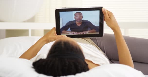 Αφρικανική Γυναίκα Βίντεο Κουβέντα Τον Φίλο Του Tablet — Αρχείο Βίντεο
