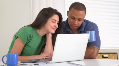 Afro-Amerikalı ve beyaz çift faturaları birlikte ödüyor.