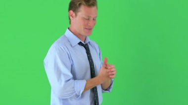 İş adamı yeşil ekranda heyecanlı