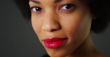 Aşırı yakın çekim olan afro genç ve güzel siyah kadın