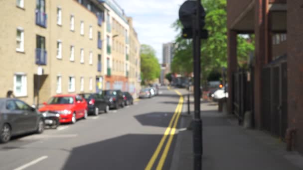 イギリスのロンドンの住宅街で撮影されました 道路沿いの短い建物の撮影は 背景として使用することを意図している — ストック動画