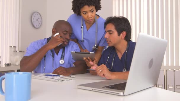 Médecins Afro Américains Hispaniques Utilisant Ordinateur Tablette — Video