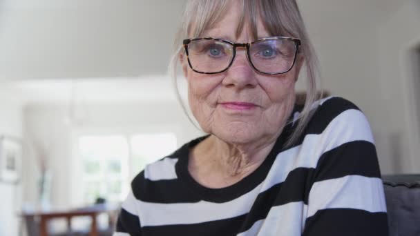 Close Van Zelfverzekerde Gezonde Oudere Blanke Vrouw Thuis Kijkend Naar — Stockvideo