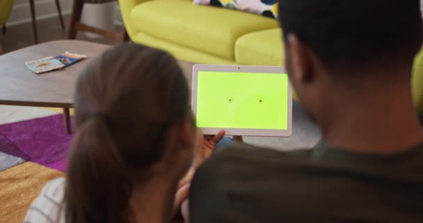 Přes Rameno Snímku Tisíciletého Páru Jak Dívá Tablet Zelenou Obrazovkou — Stock video