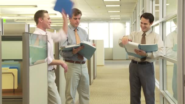 Giovani Colleghi Affari Che Discutono Lavoro Nel Corridoio Dell Ufficio — Video Stock