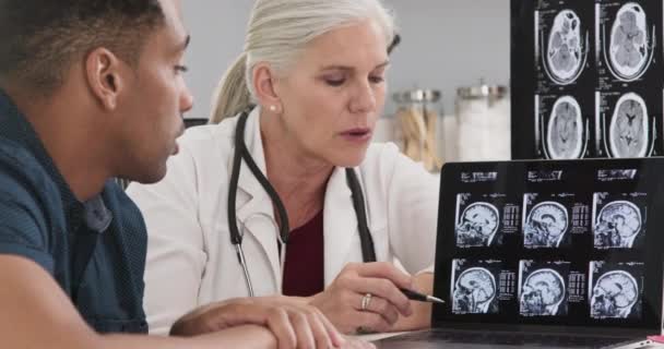 Nahaufnahme Eines Arztes Der Sich Mit Einem Patienten Über Seine — Stockvideo