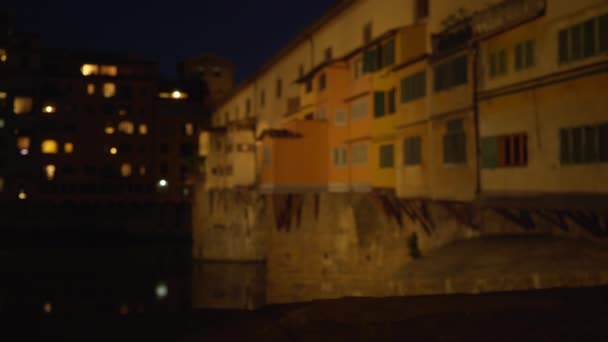 Zamazane Tło Mostu Ponte Vecchio Rzece Arno Florencji Scena Nocna — Wideo stockowe