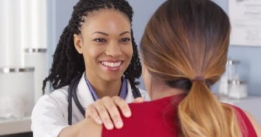 Afrika kökenli Amerikalı doktor hasta ile konuşmayı kapat