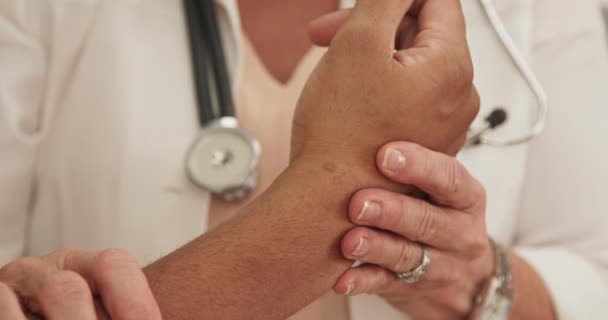 Úzký Záběr Mužskou Ruku Černých Pacientů Kterou Drží Starší Doktor — Stock video