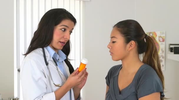 Feminino Multirracial Médico Dando Receita Para Seu Paciente — Vídeo de Stock