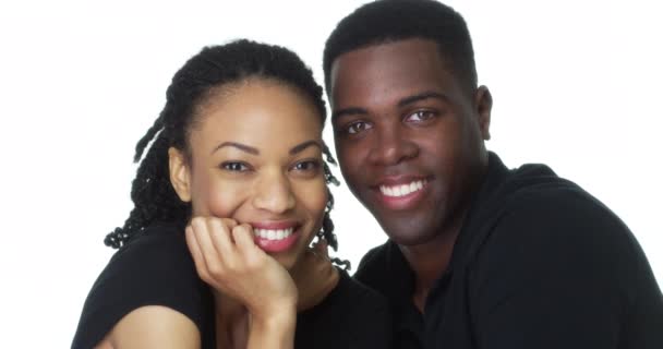 Gelukkige Jonge Zwart Paar Kijken Camera Glimlachen — Stockvideo