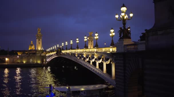 Vacker Utsikt Över Nattljus Alexandre Iii Bron Över Floden Seine — Stockvideo