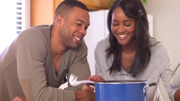 Pareja Negra Comiendo Pasta — Vídeos de Stock