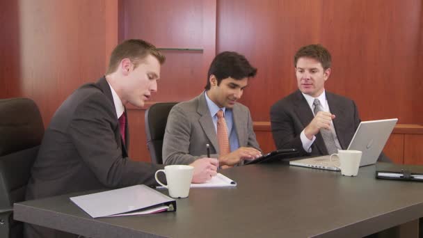 テーブルで働く３人のビジネスマン — ストック動画
